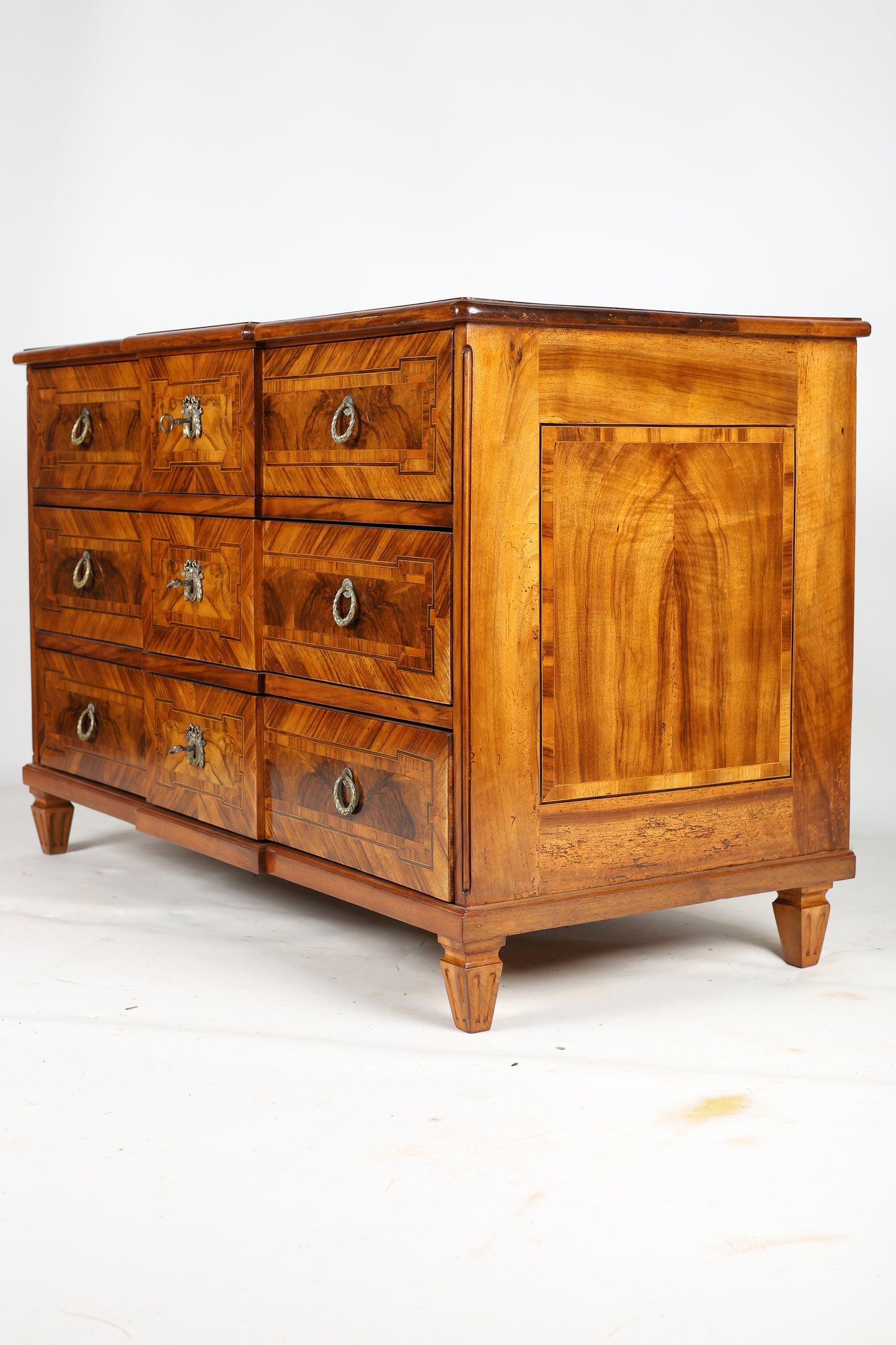 Louis Seizekommode in Nussbaum um 1800