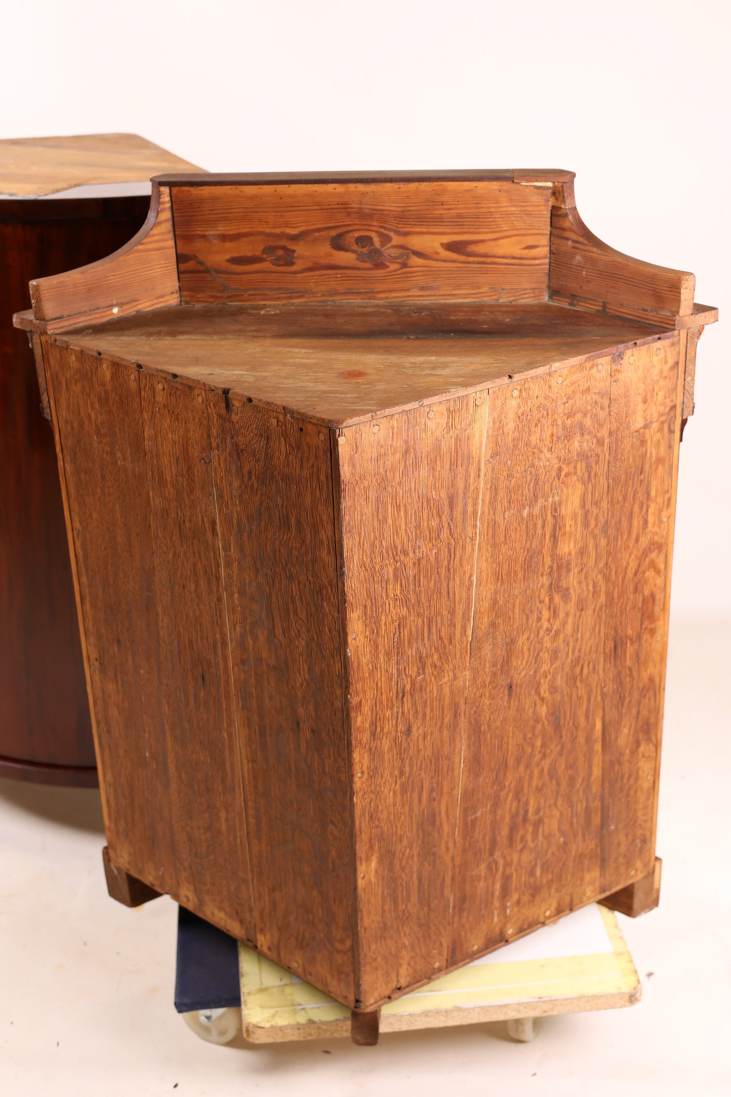 Empire Eckschrank in Mahagoni Dänemark FR um 1810