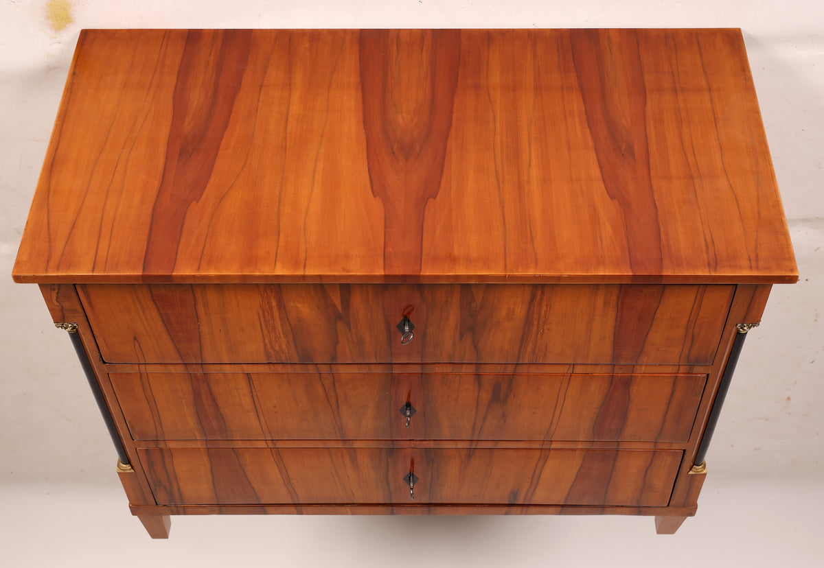 Seltene Biedermeierkommode in Apfel furniert mit Halbsäulen um 1820