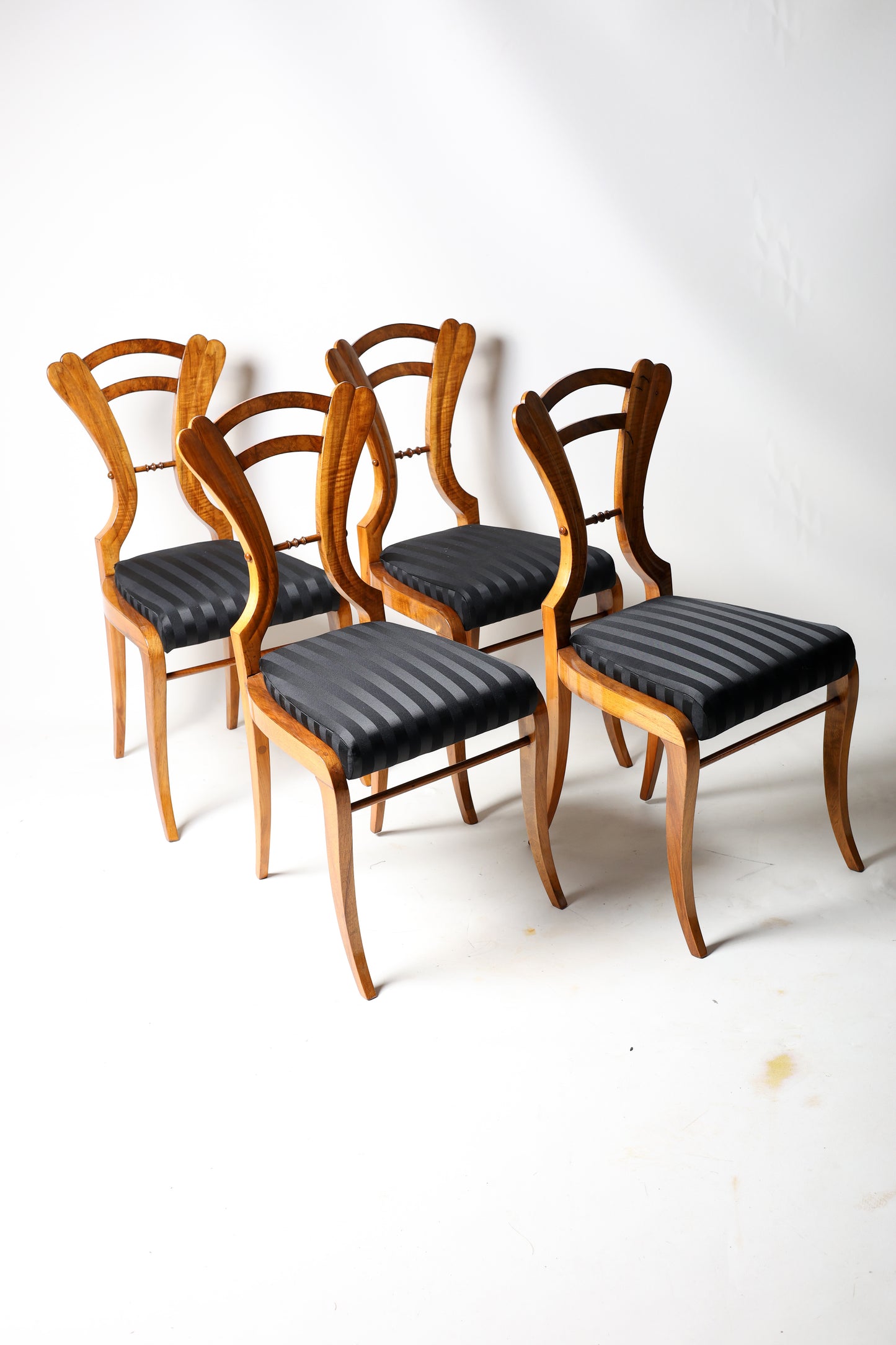 Set Wiener Biedermeierstühle in Nussbaum in der Manier v. J.Danhauser