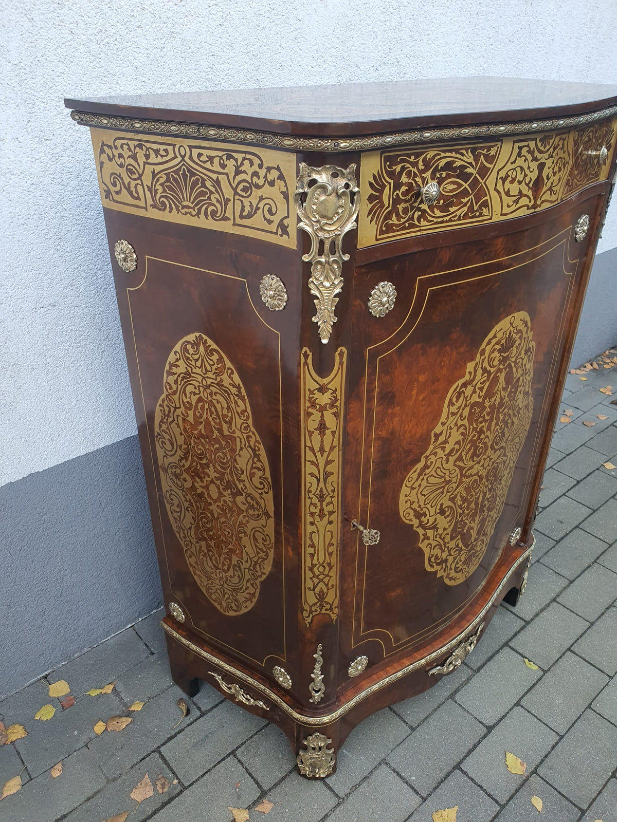 Halbschrank Napoleoen III Nussbaum 1. Hälfte des 20 Jh