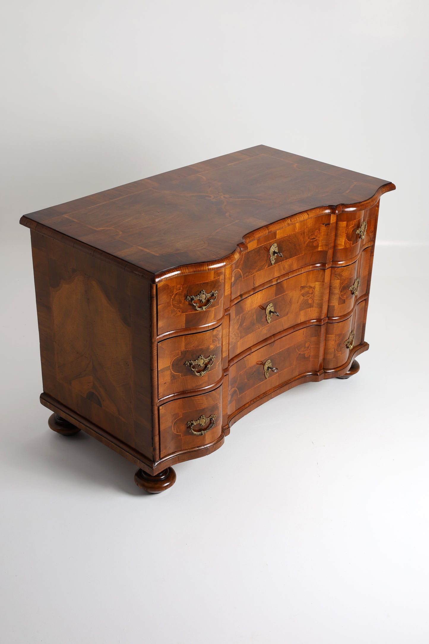 Kleine Barockkommode in Nussbaum um 1760