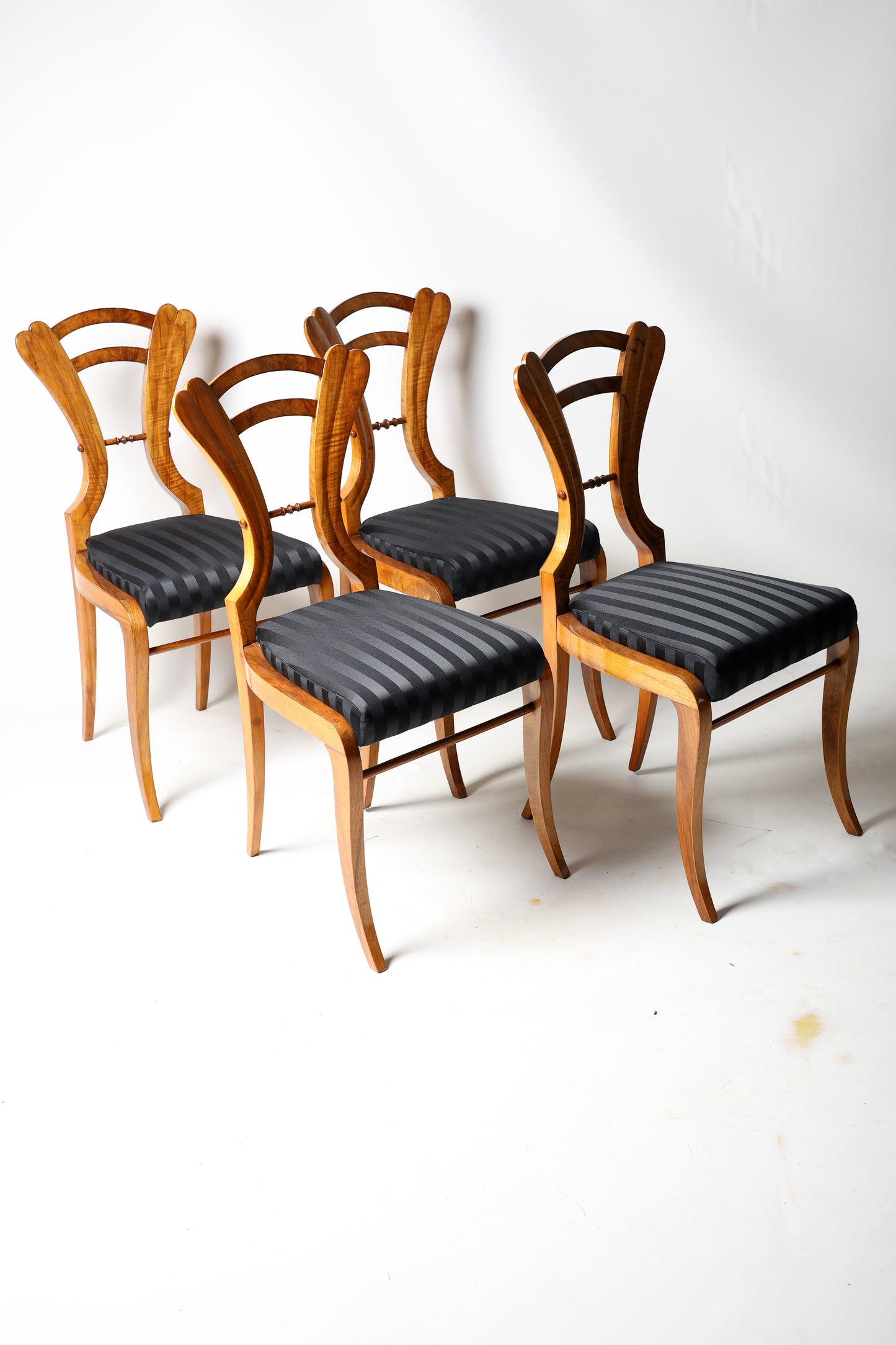 Set Wiener Biedermeierstühle in Nussbaum in der Manier v. J.Danhauser