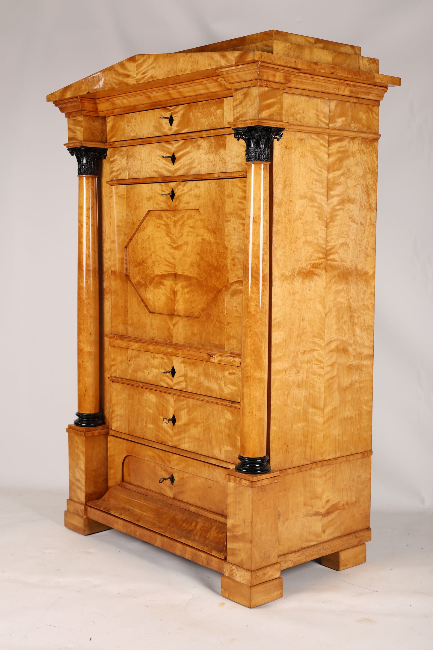 Biedermeier Sekretär mit Vollsäulen in Birke um 1820