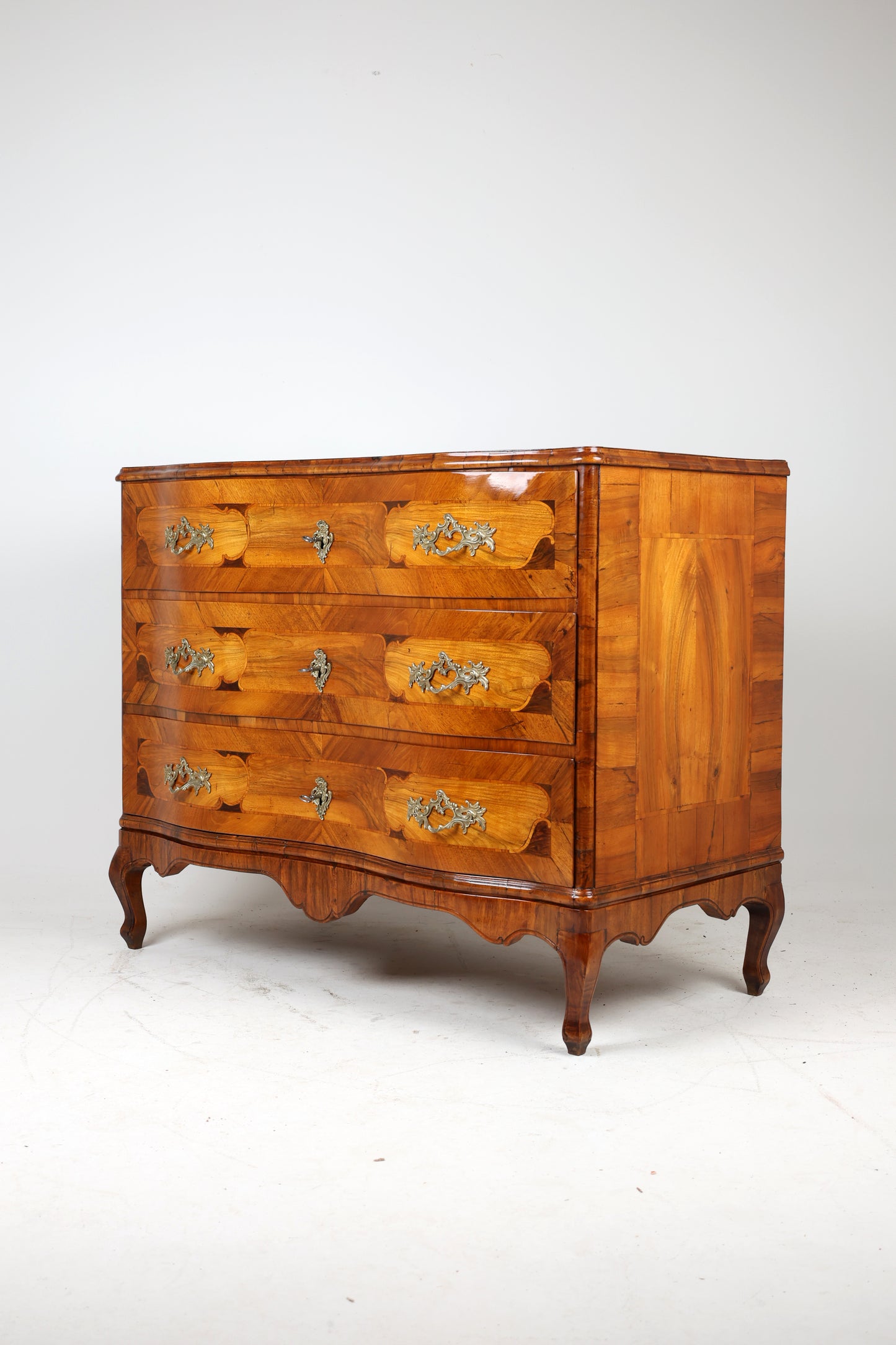 Barockkommode in Nussbaum Ende des 18 . Jh