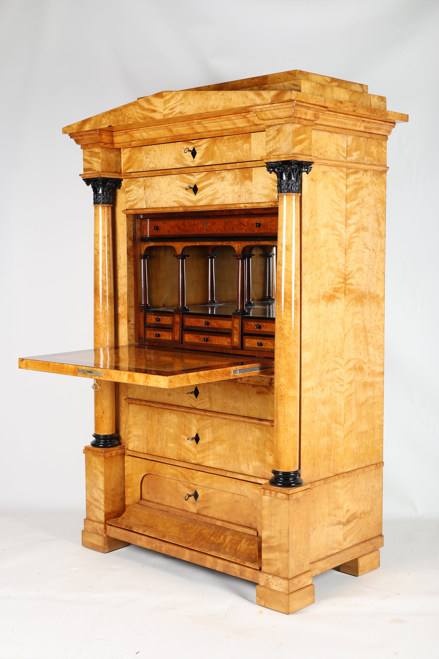 Biedermeier Sekretär mit Vollsäulen in Birke um 1820