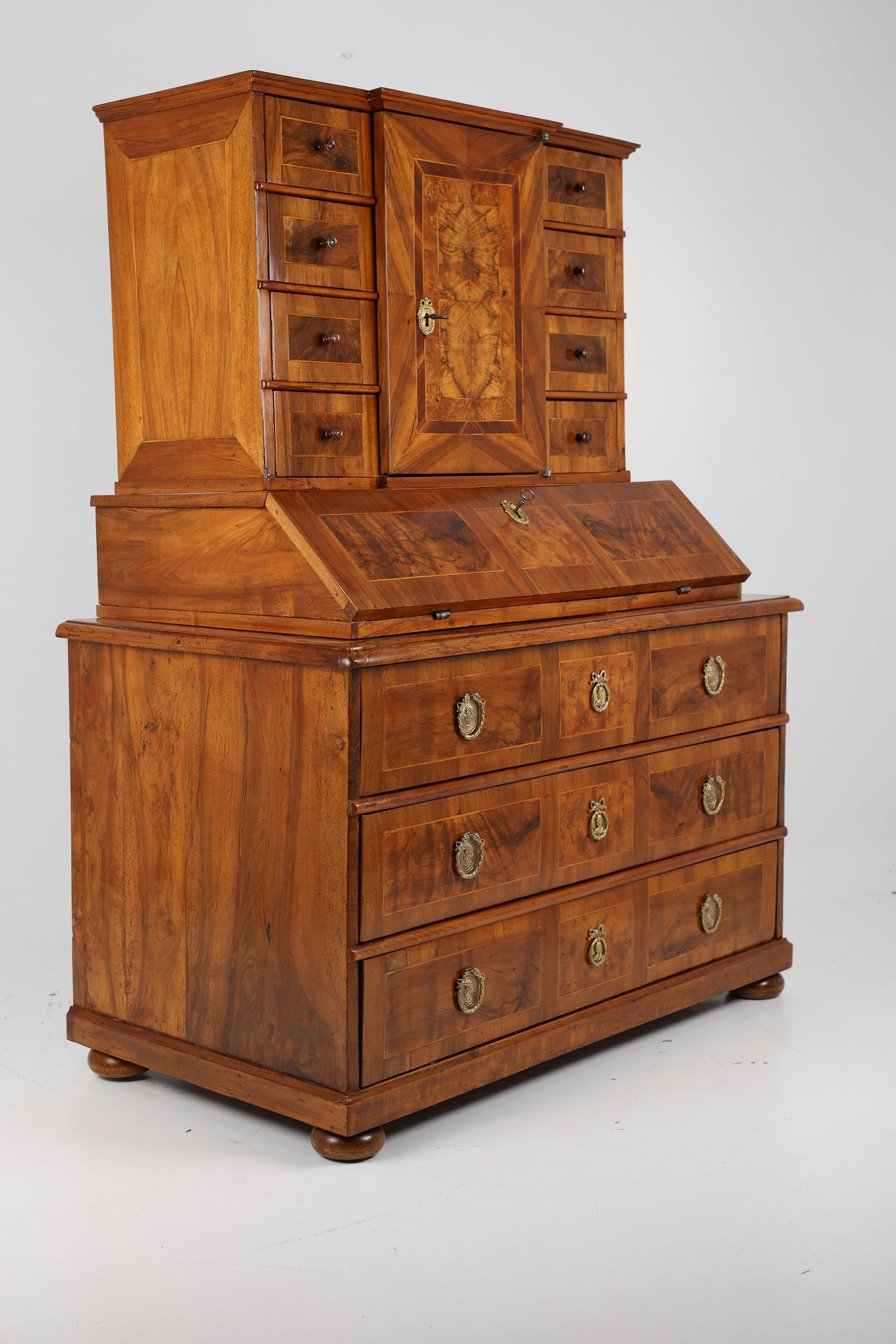 Louis Seize Aufsatzschreibkommode in Nussbaum um 1790