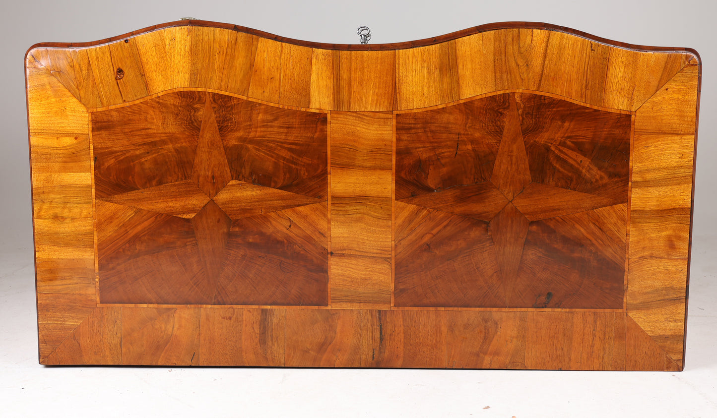 Barockkommode in Nussbaum Ende des 18 . Jh