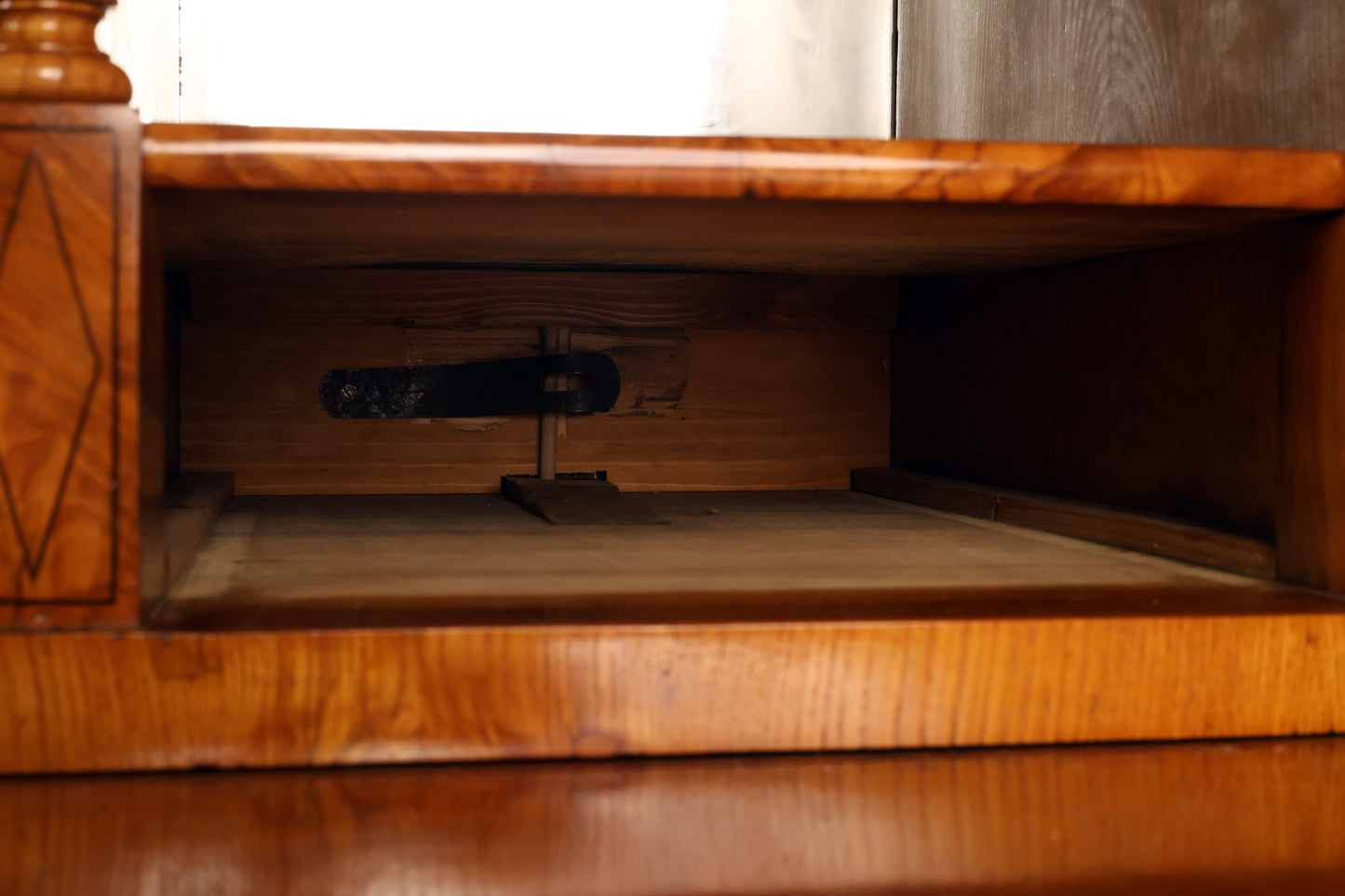 Biedermeier Aekretär mit Aufsatz in Esche