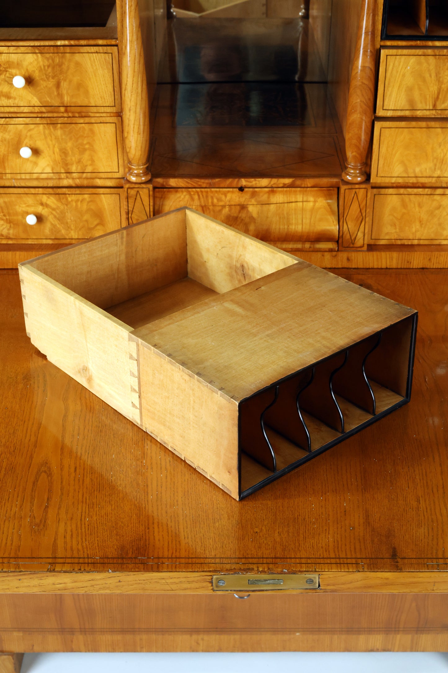 Biedermeier Aekretär mit Aufsatz in Esche