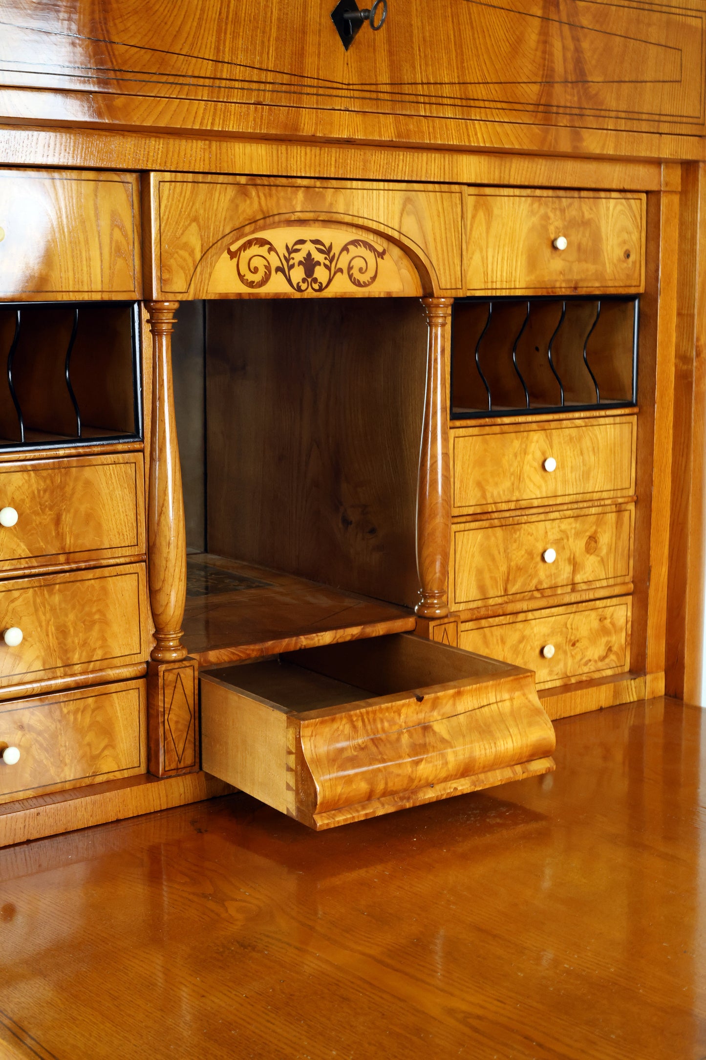 Biedermeier Aekretär mit Aufsatz in Esche