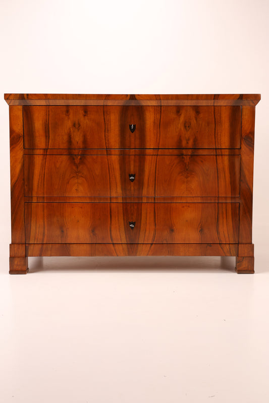 Biedermeierkommode in Nussbaum um 1830