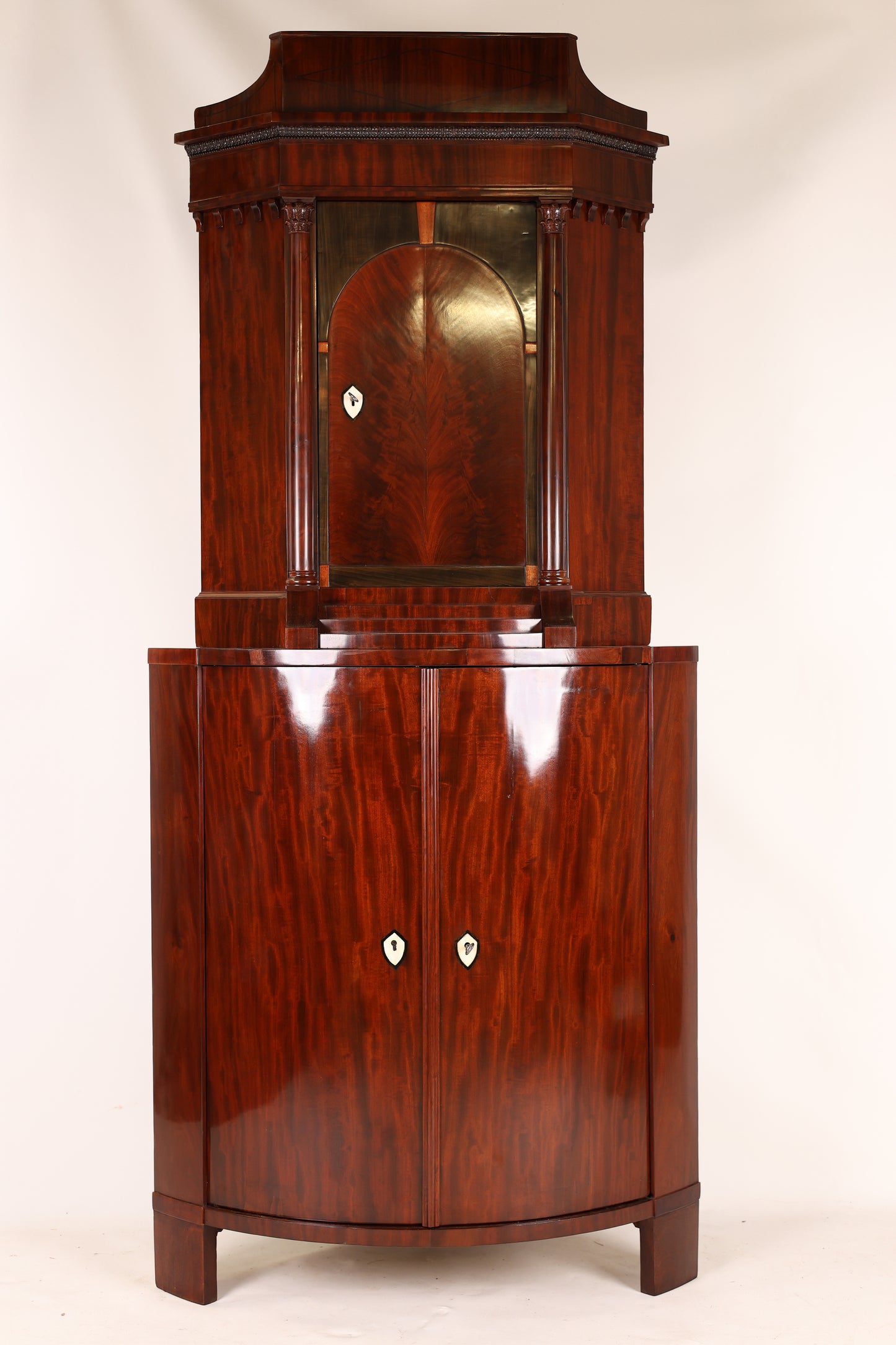 Empire Eckschrank in Mahagoni Dänemark FR um 1810