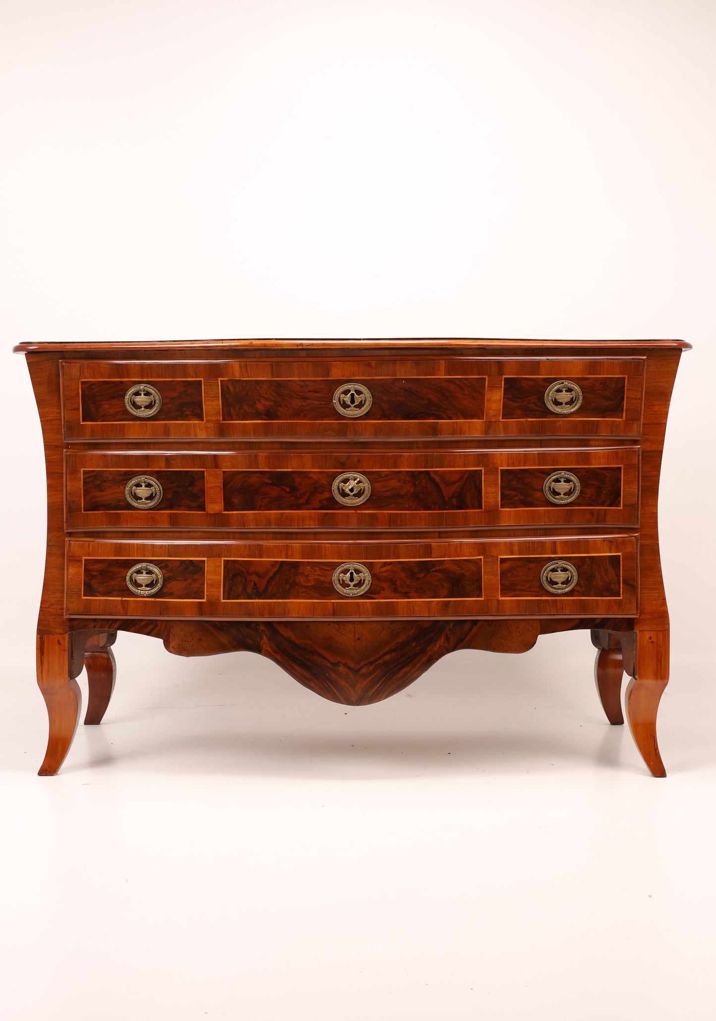 Seltene Louis Seizekommode in Nussbaum intarsiert um 1790