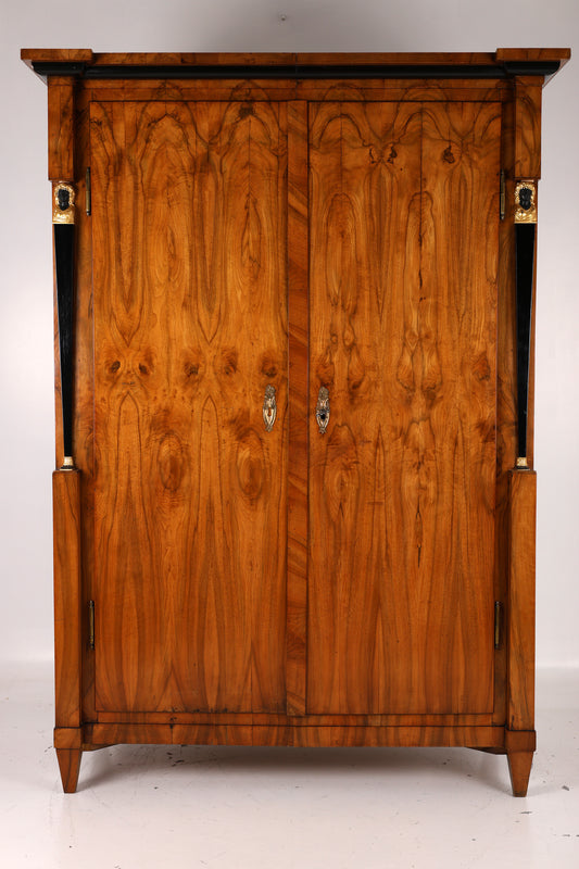 Klassizistischer Kleiderschrank Österreich Nussbaum um 1815