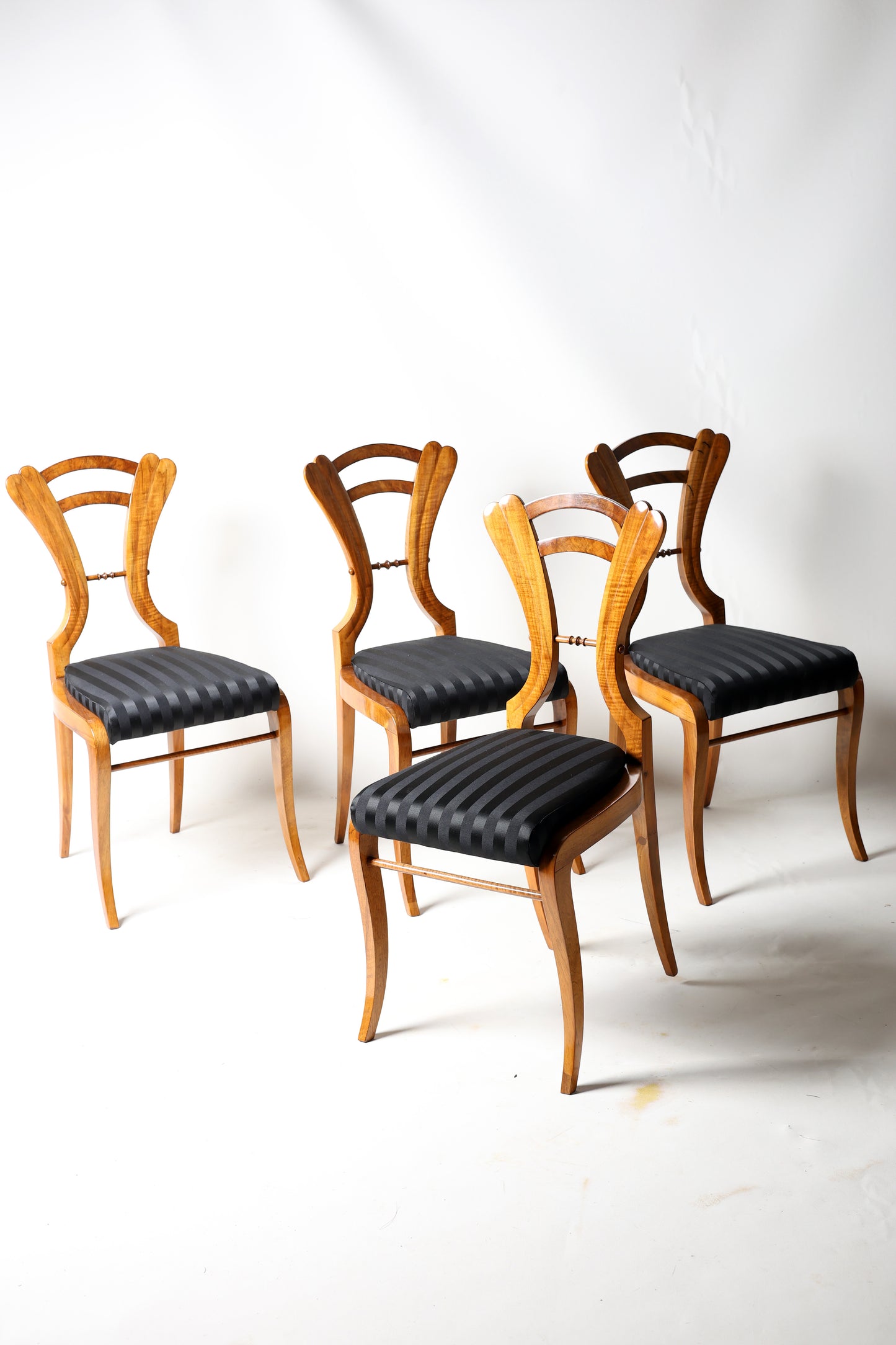 Set Wiener Biedermeierstühle in Nussbaum in der Manier v. J.Danhauser