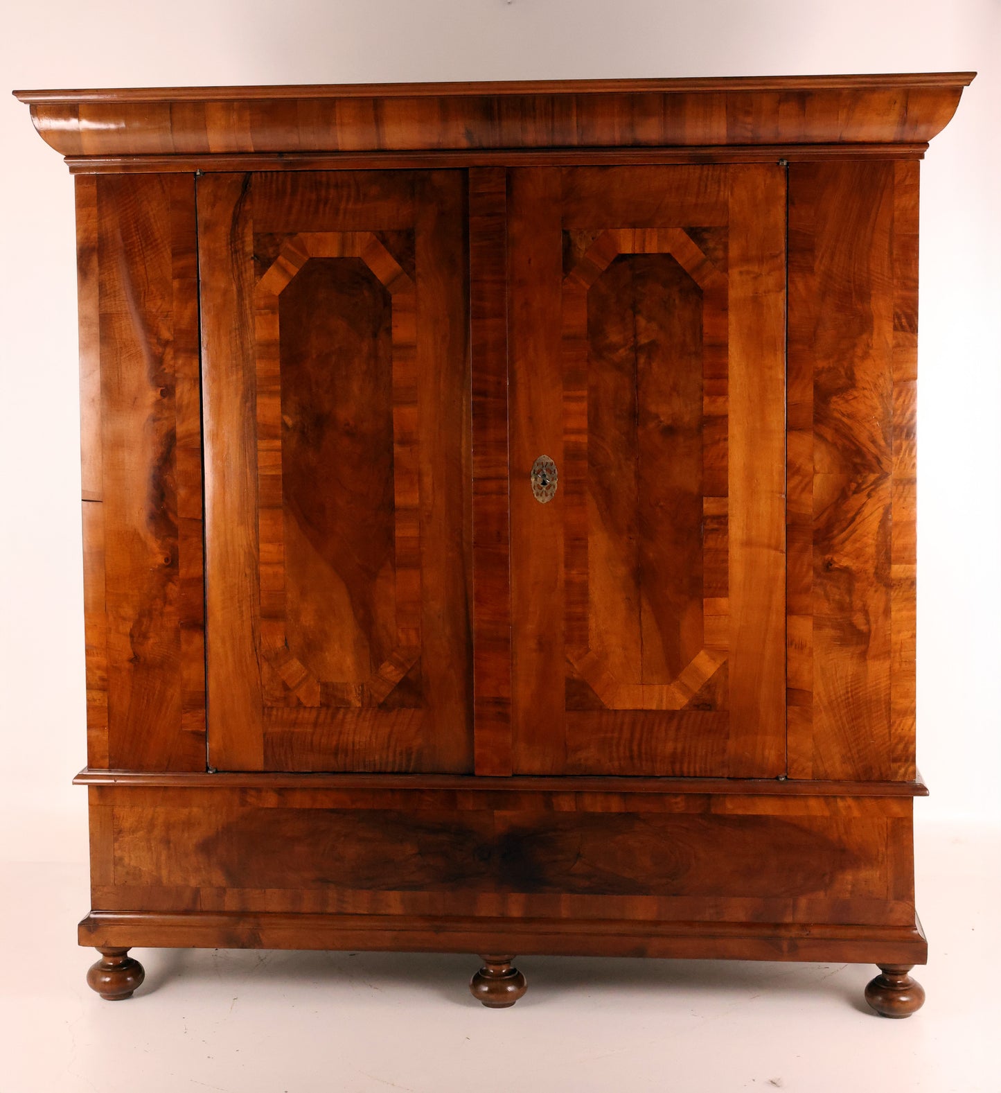 Barocker Dielenschrank in Nussbaum um 1770