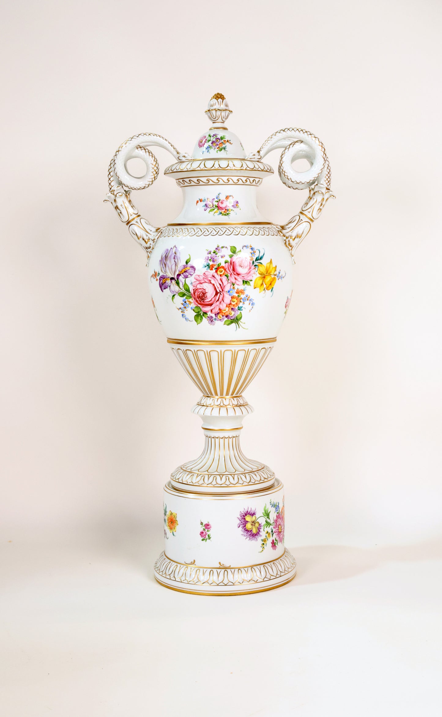Prunkvase mit Schlangenhenkelvase Manufaktur Dresden