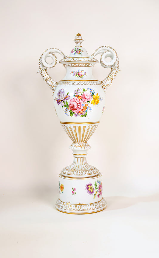 Prunkvase mit Schlangenhenkelvase Manufaktur Dresden