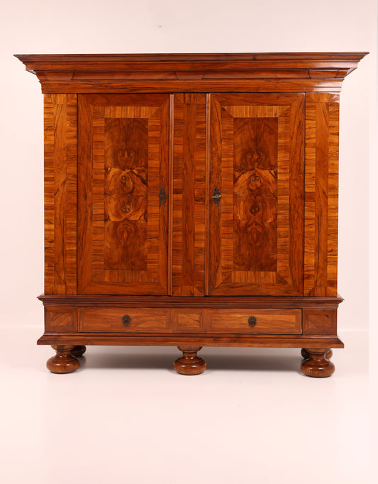 Barocker Dielenschrank in Nussbaum um 1770