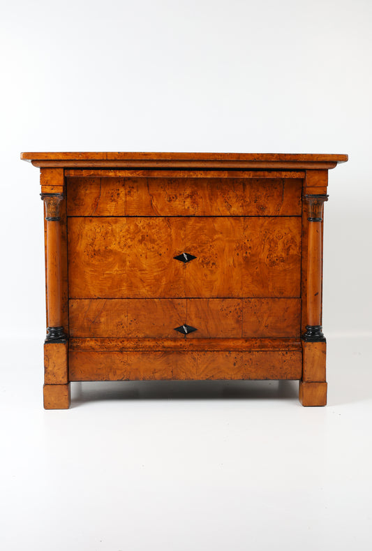 Biedermeierkommode in karelischer Maserbirke mit Vollsäulen um 1820