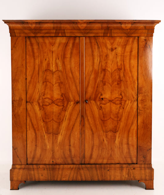 Biedermeier Dielenschrank in Nussbaum um 1820