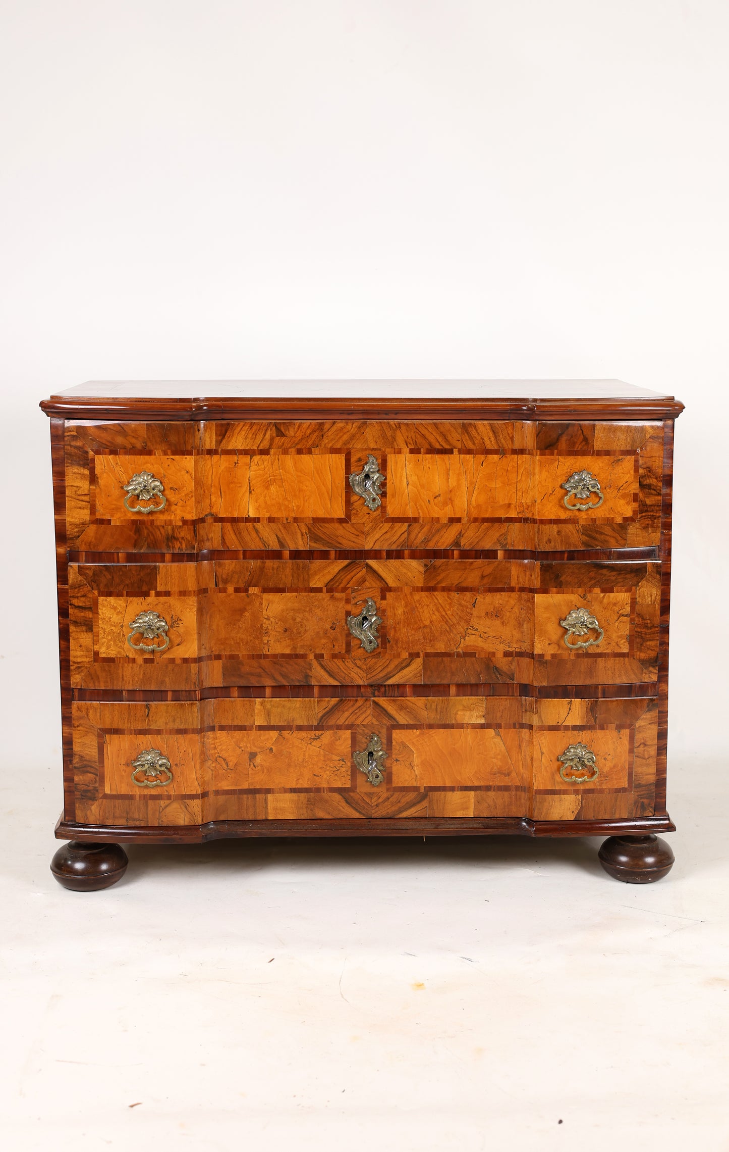 Kleine Barockkommode Nussbaum intarsiert um 1770
