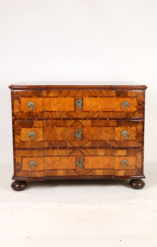 Kleine Barockkommode Nussbaum intarsiert um 1770