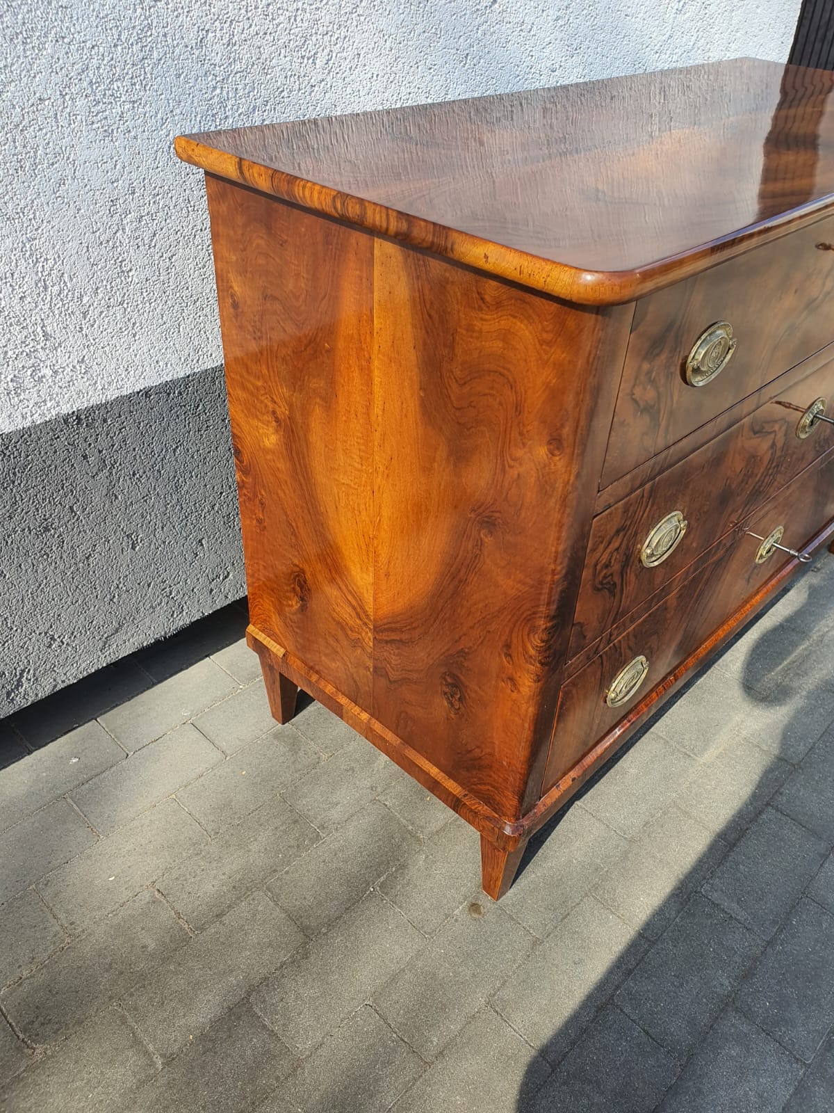 Biedermeierkommode in Nussbaum um 1830