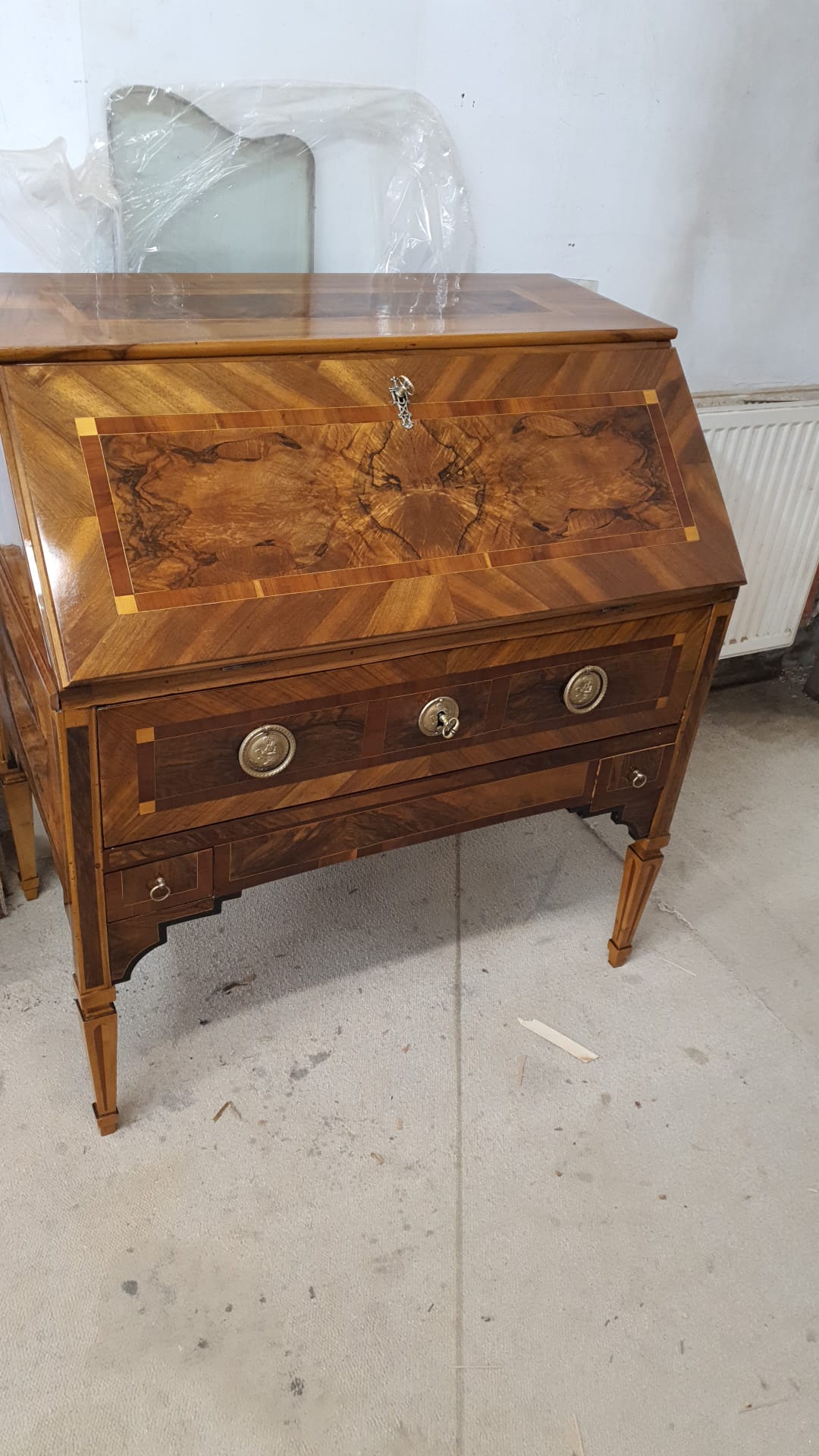 Kleiner Louis Seize Sekretär in Nussbaum um 1790