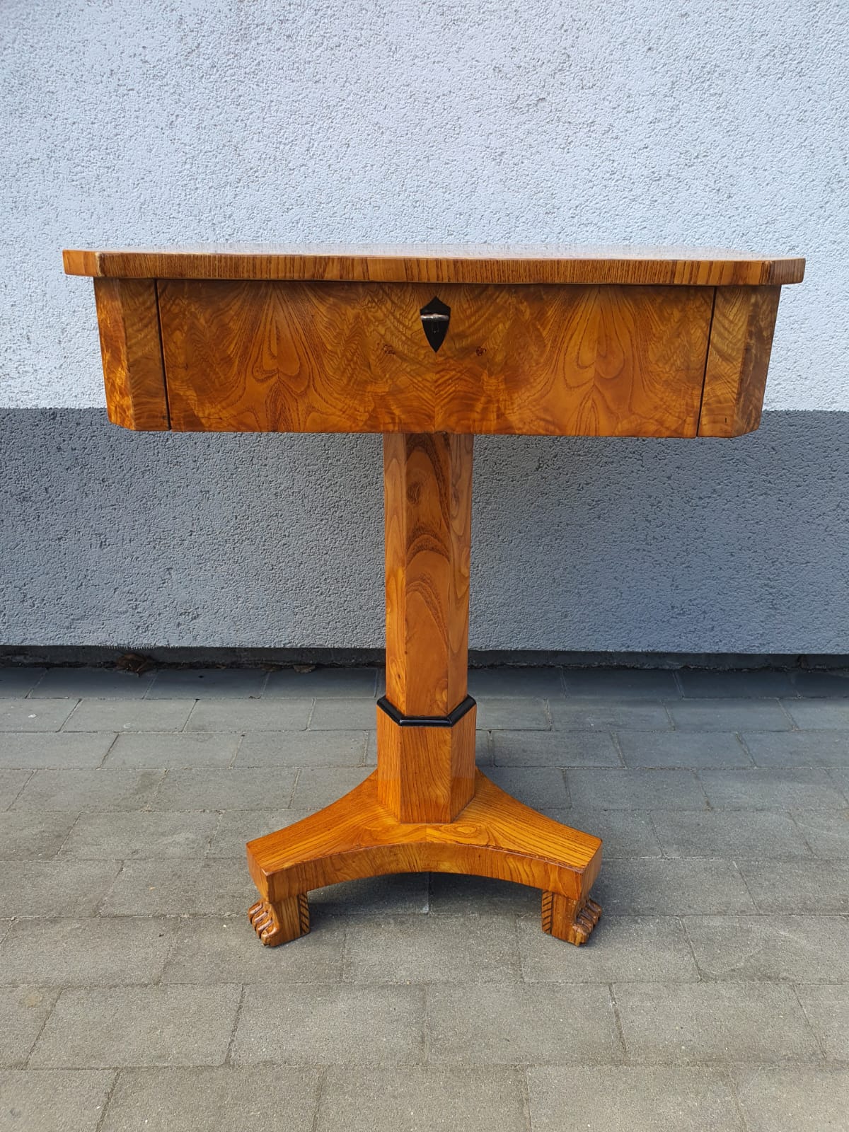 Biedermeier Beistelltisch in Esche um 1820