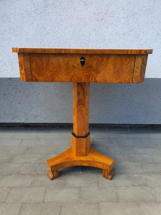 Biedermeier Beistelltisch in Esche um 1820