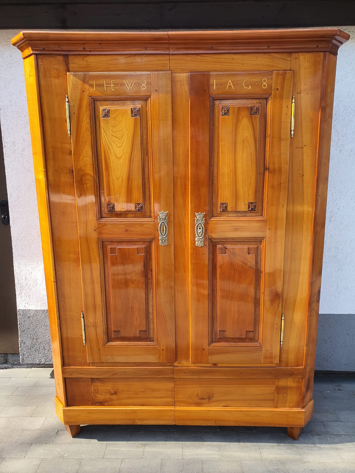 Biedermeier Kleiderschrank in Kirschbaum sign. 1818