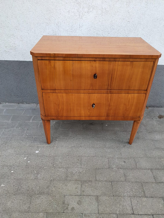 Kleine Biedermeierkommode in Kirschbaum um 1820