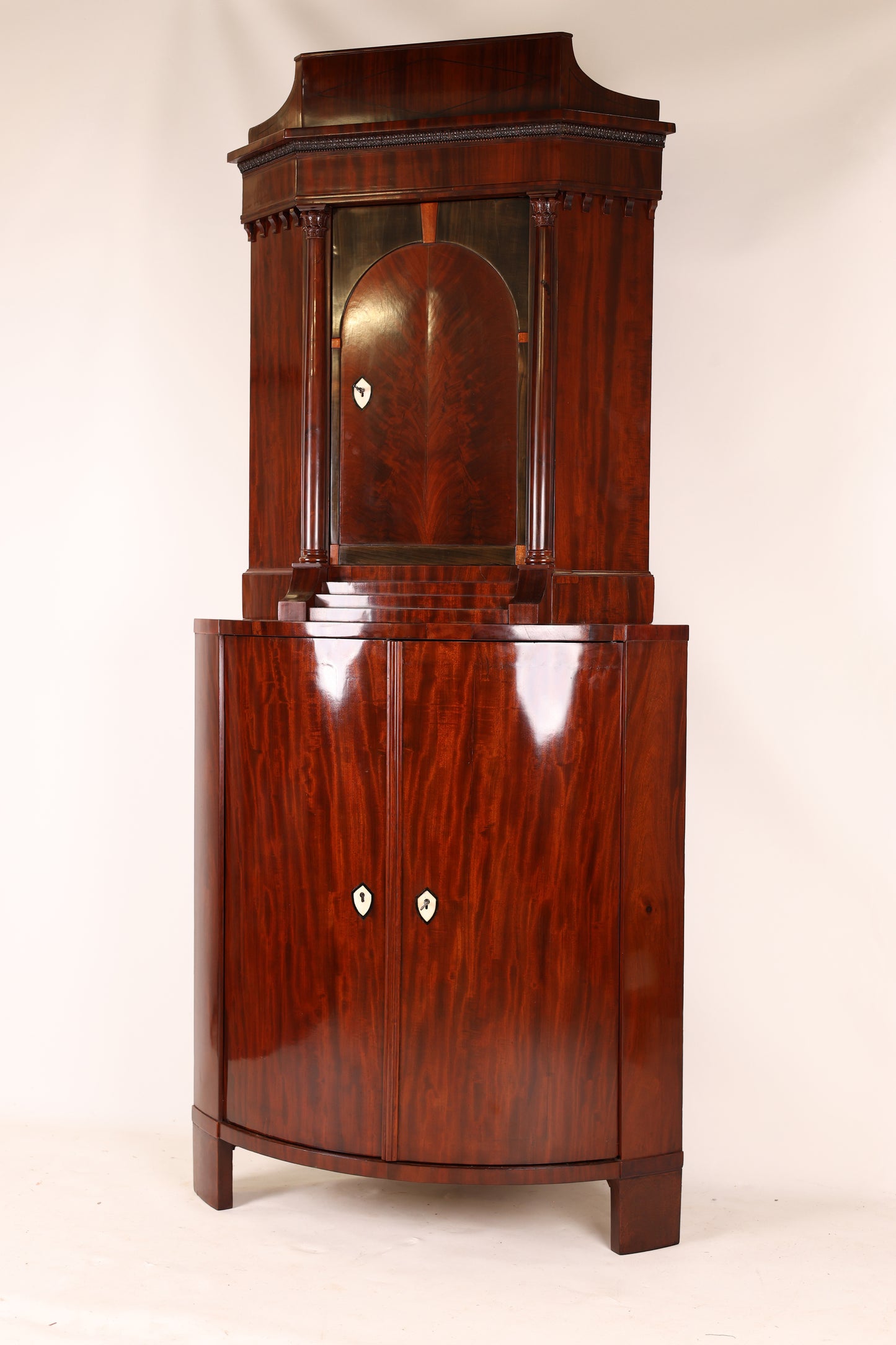Empire Eckschrank in Mahagoni Dänemark FR um 1810