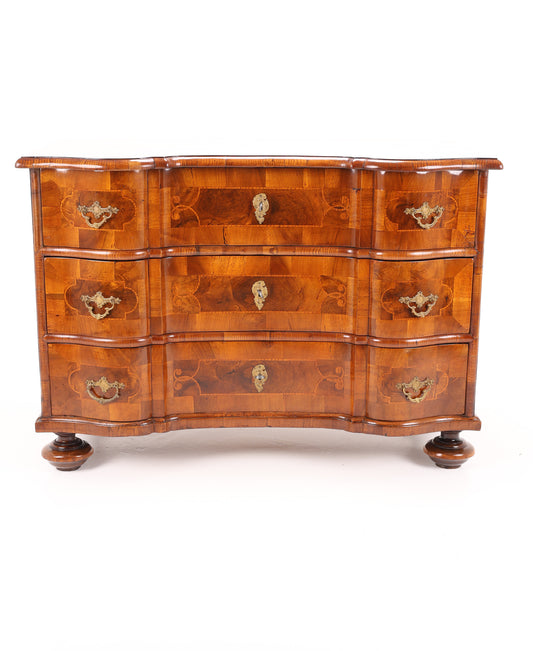 Kleine Barockkommode in Nussbaum um 1760