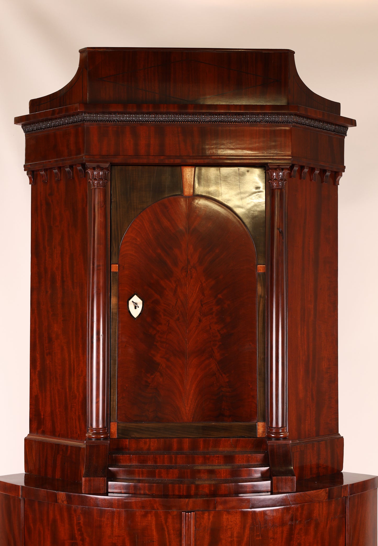 Empire Eckschrank in Mahagoni Dänemark FR um 1810