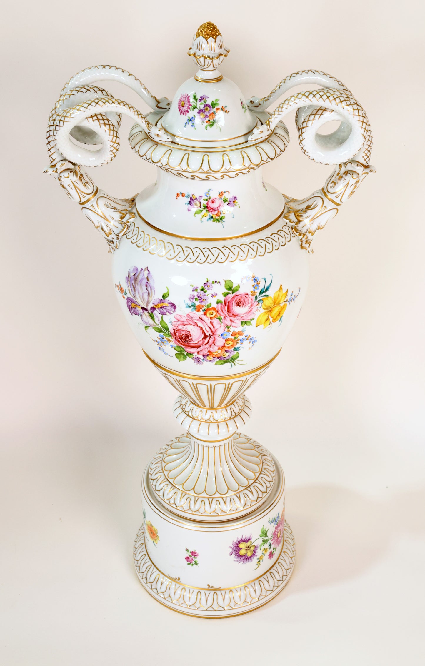 Prunkvase mit Schlangenhenkelvase Manufaktur Dresden