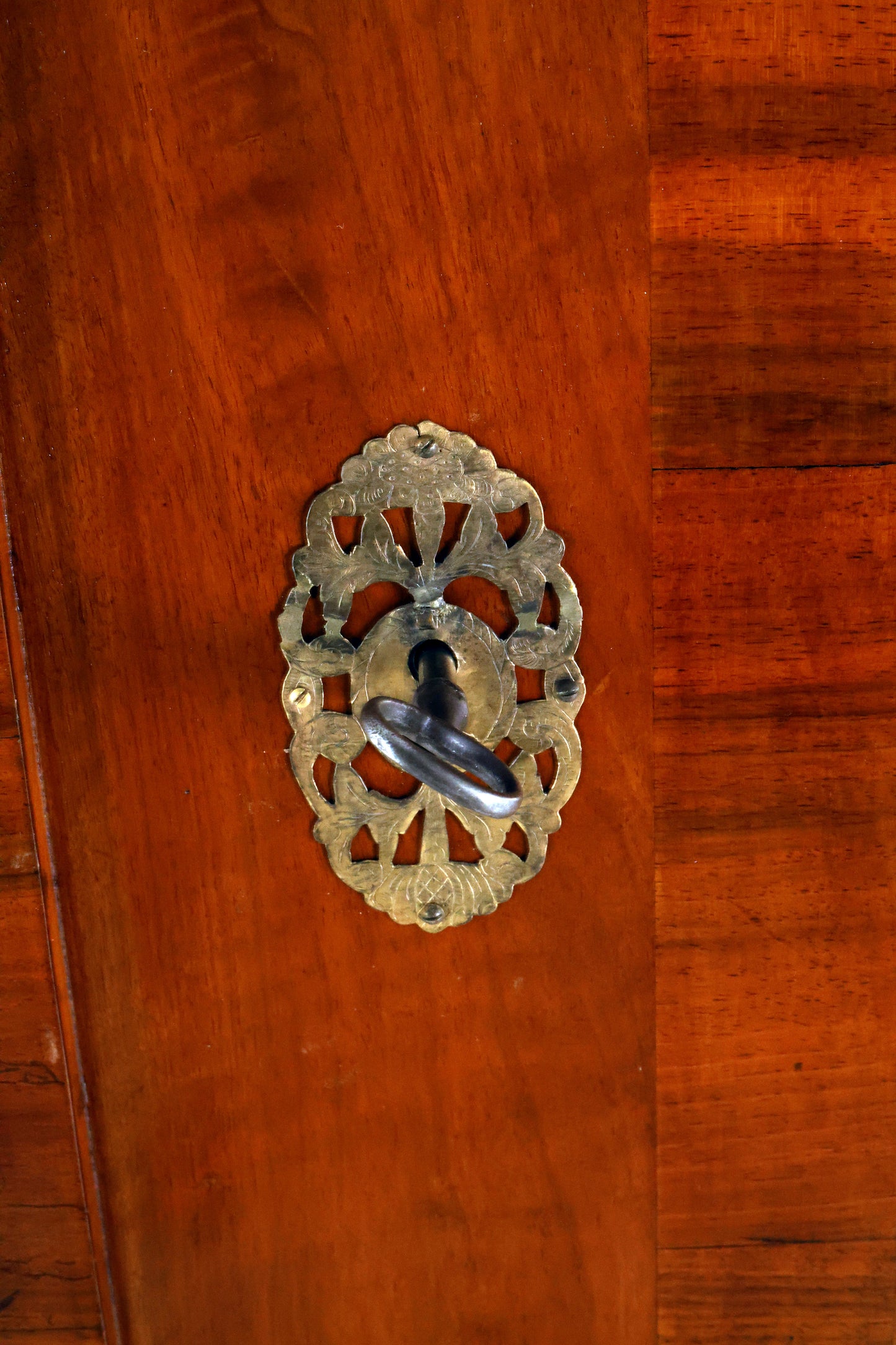 Barocker Dielenschrank in Nussbaum um 1770