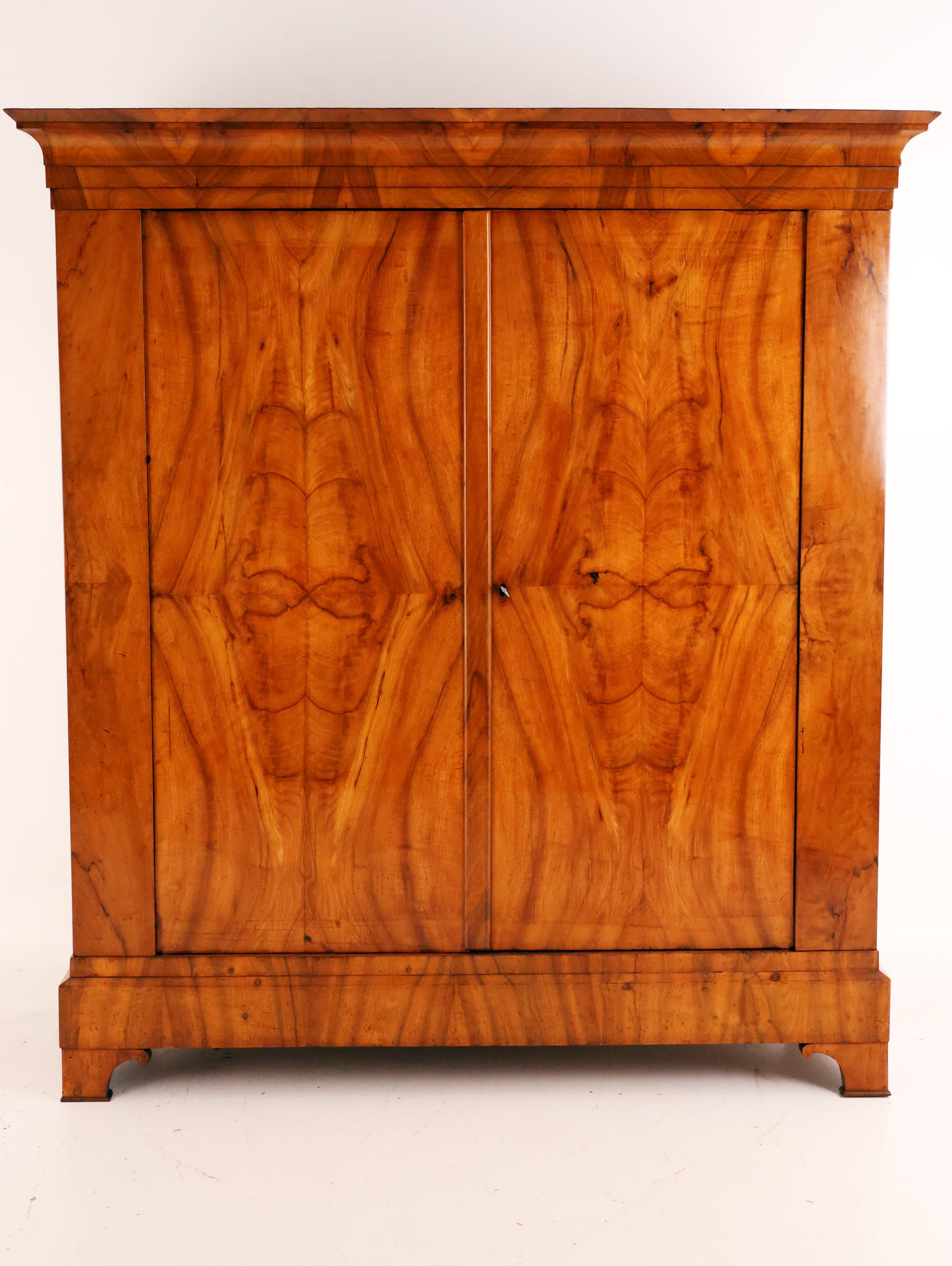 Biedermeier Dielenschrank in Nussbaum um 1820
