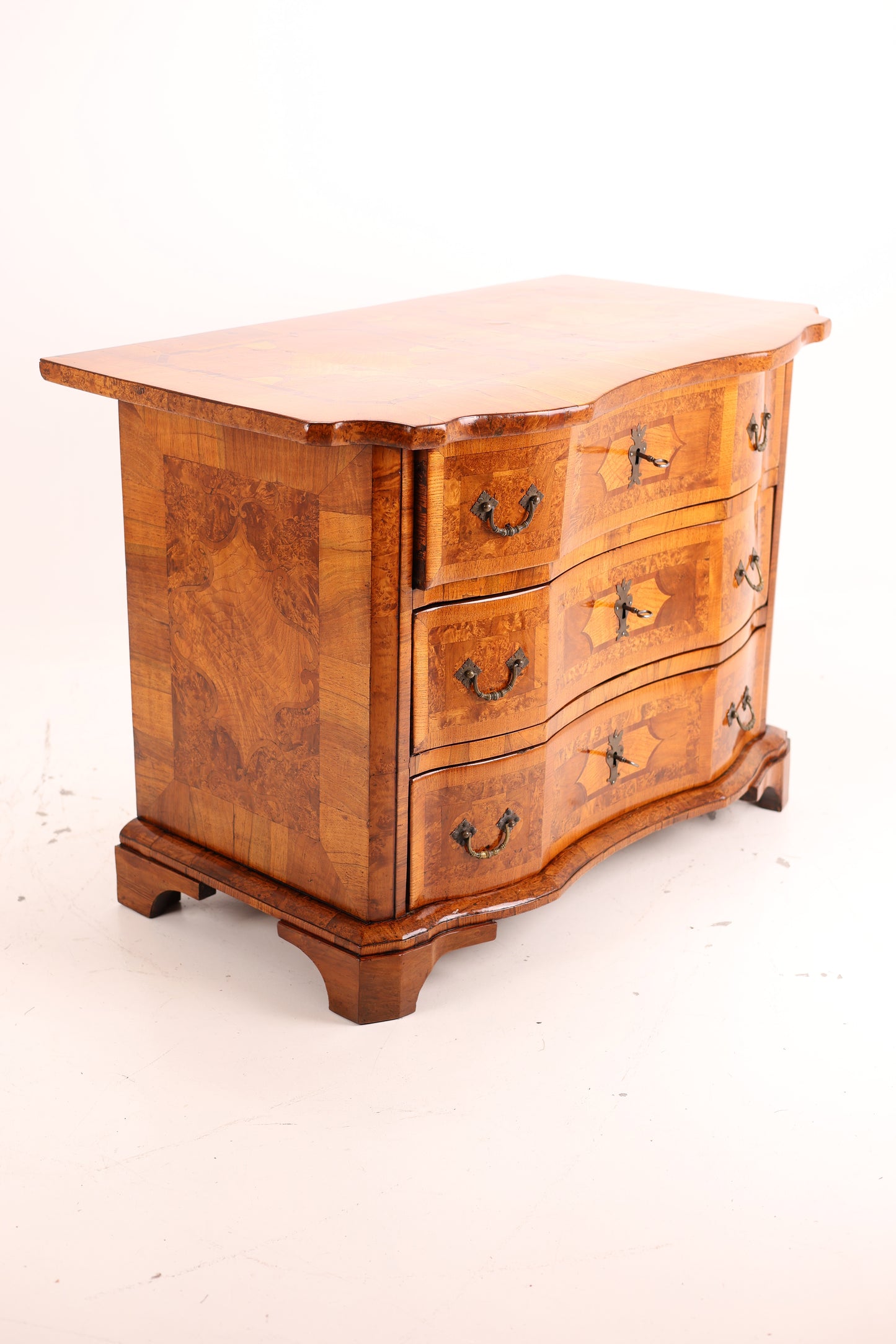 Feine Barockkommode in Nussbaum und Ahorn um 1750