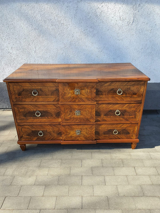 Louis Seizekommode in Nussbaum um 1800
