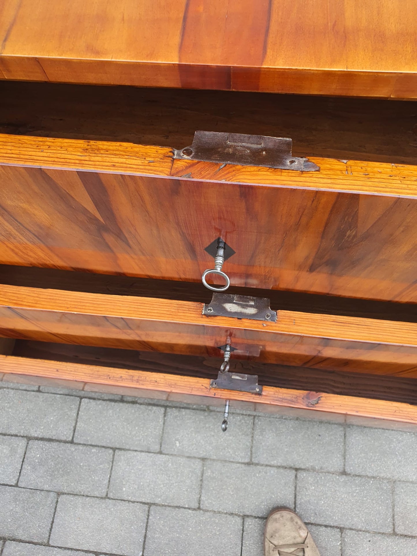Seltene Biedermeierkommode in Apfel furniert mit Halbsäulen um 1820