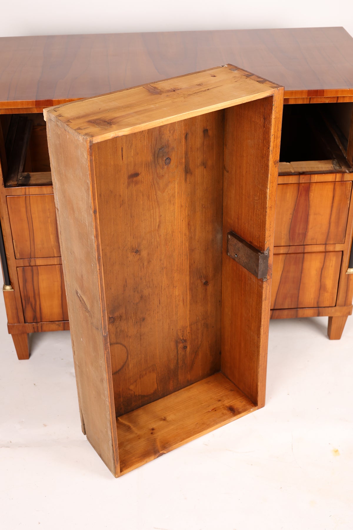 Seltene Biedermeierkommode in Apfel furniert mit Halbsäulen um 1820