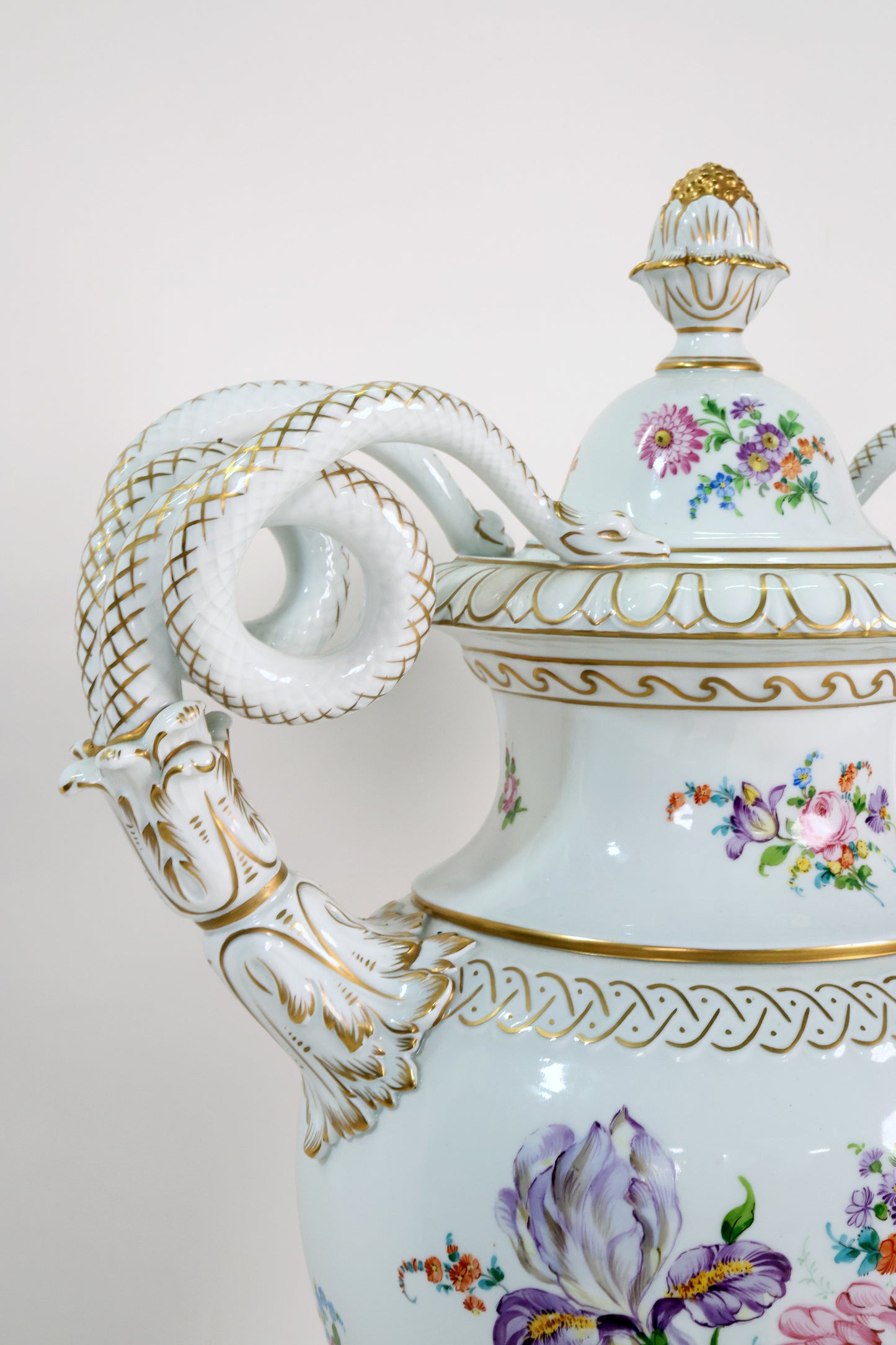 Prunkvase mit Schlangenhenkelvase Manufaktur Dresden