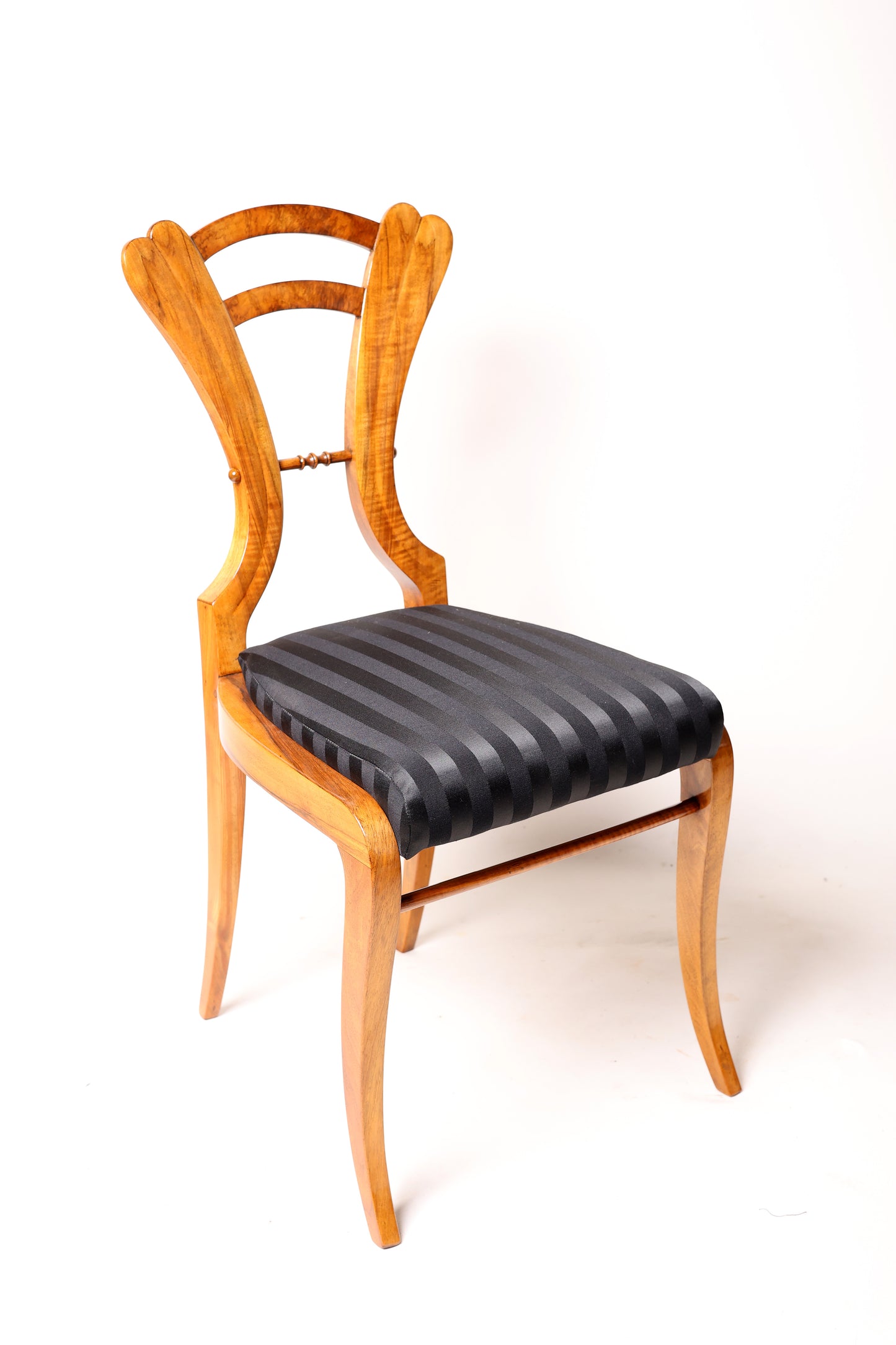 Set Wiener Biedermeierstühle in Nussbaum in der Manier v. J.Danhauser