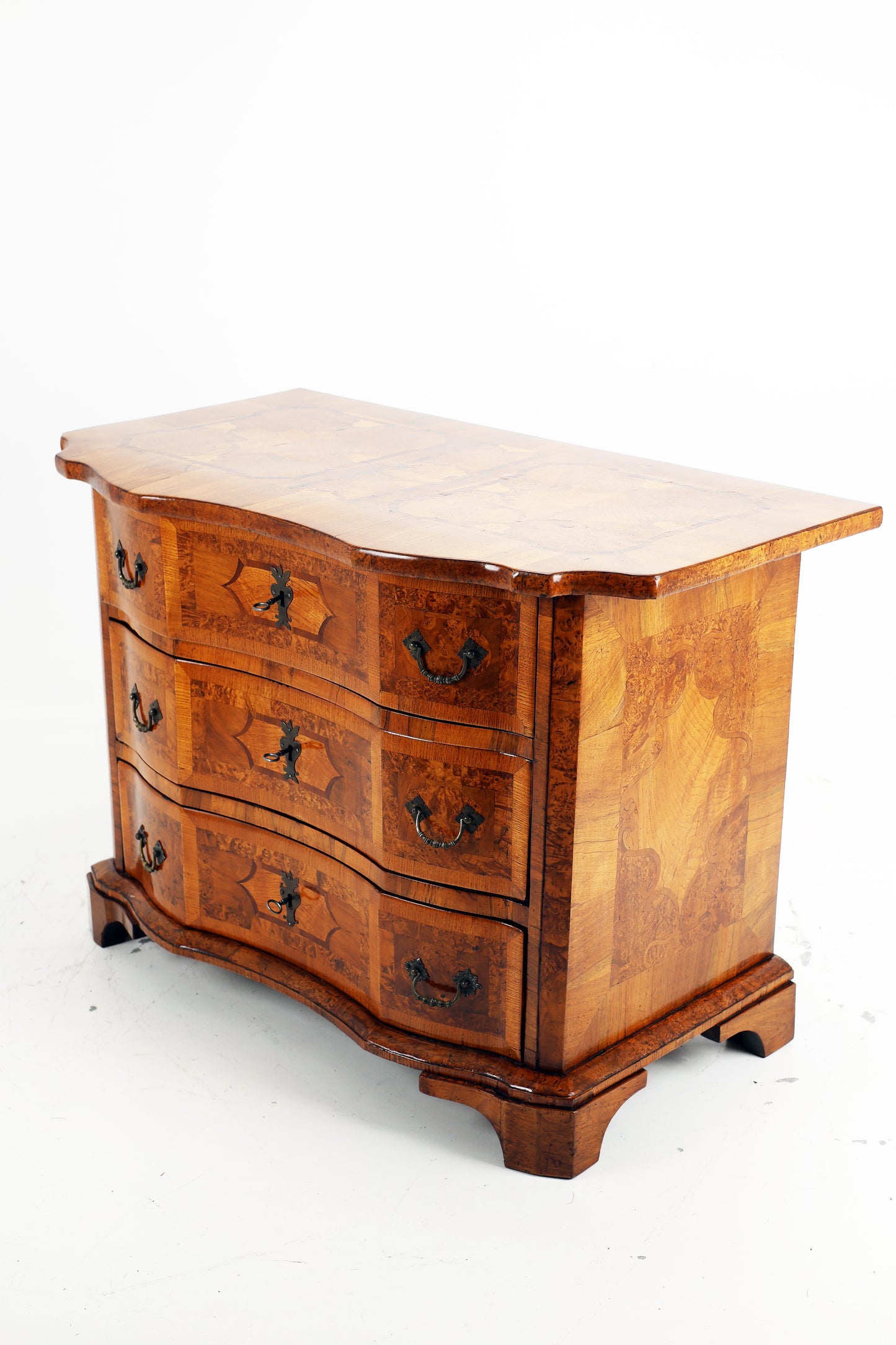 Feine Barockkommode in Nussbaum und Ahorn um 1750