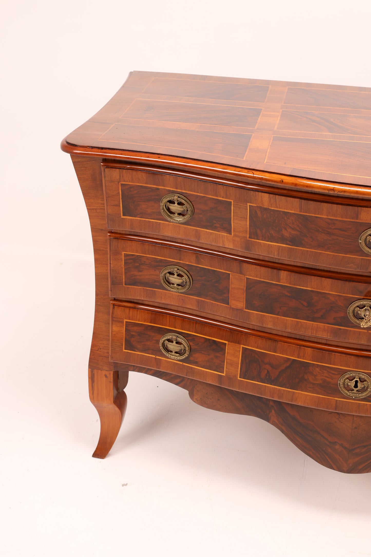 Seltene Louis Seizekommode in Nussbaum intarsiert um 1790