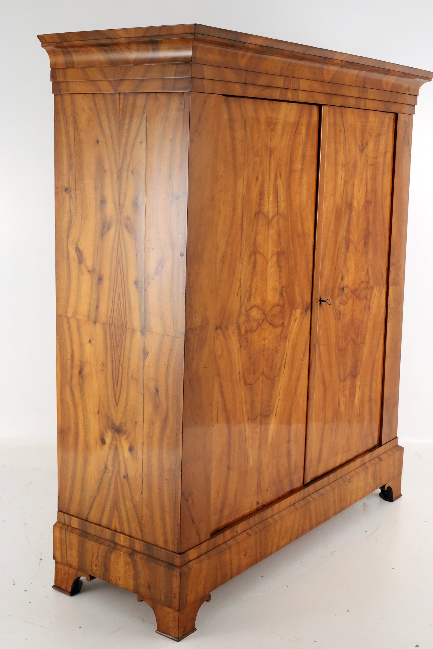Biedermeier Dielenschrank in Nussbaum um 1820