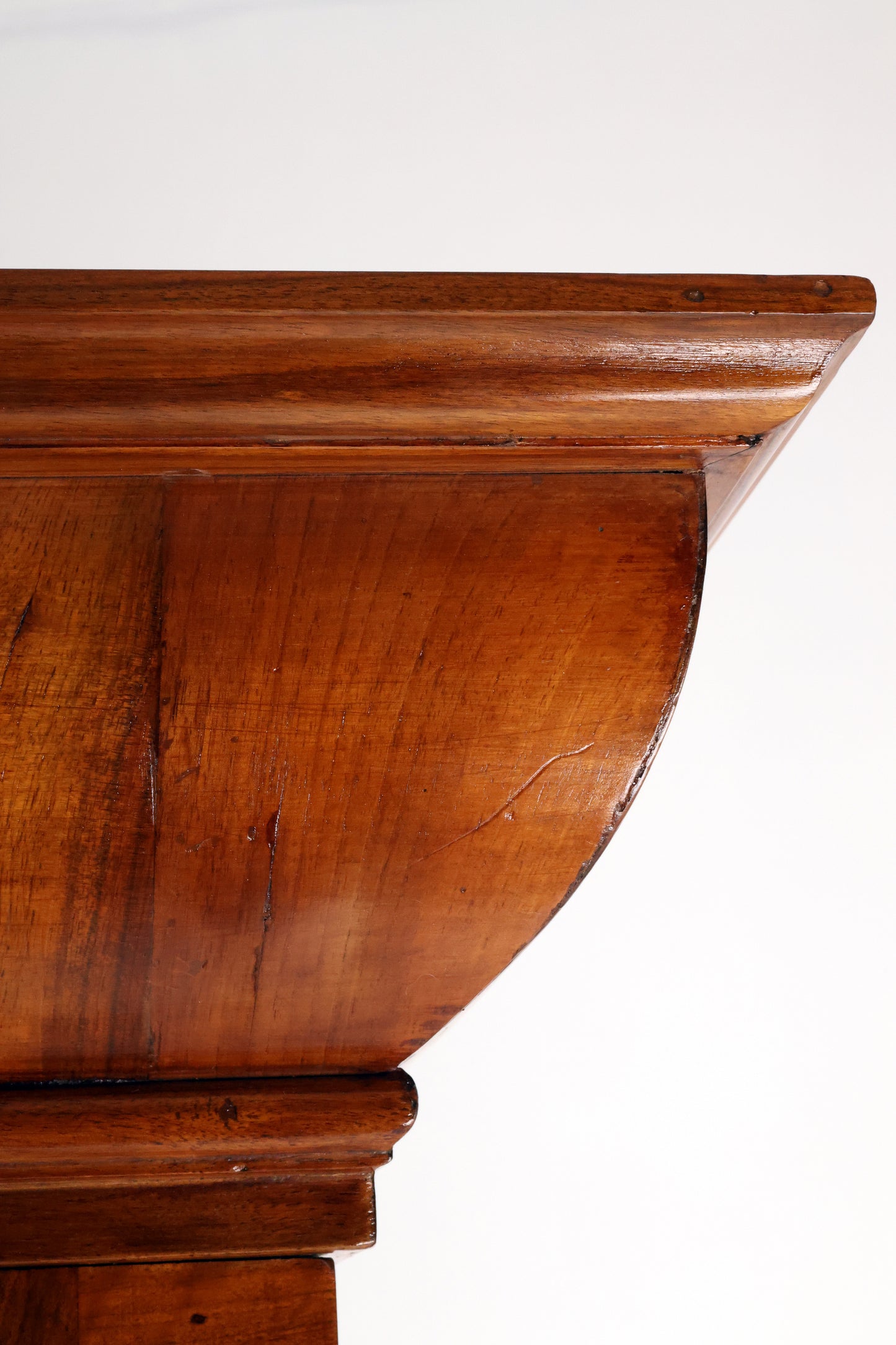 Barocker Dielenschrank in Nussbaum um 1770